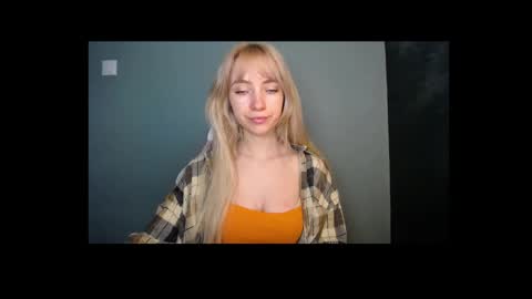 Snapshot of luciacam20 chatting on 04/20/26, 12:19 Lucy online show from 04/20/26, 12:19