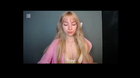 Snapshot of luciacam20 chatting on 04/24/26, 12:18 Lucy online show from 04/24/26, 12:18