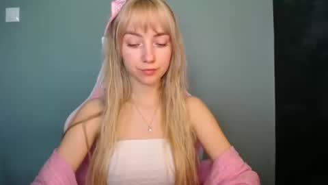Snapshot of luciacam20 chatting on 04/25/26, 01:41 Lucy online show from 04/25/26, 01:41