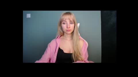 Snapshot of luciacam20 chatting on 04/27/26, 06:44 Lucy online show from 04/27/26, 06:44