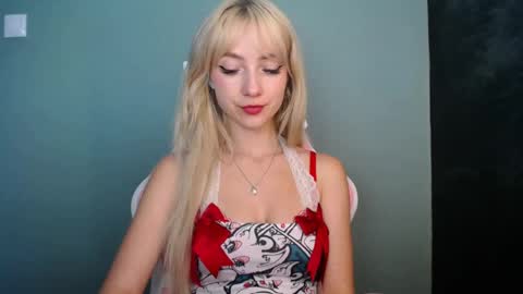 Snapshot of luciacam20 chatting on 06/04/26, 12:11 Lucy online show from 06/04/26, 12:11