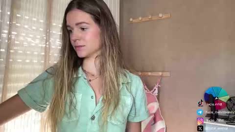 Snapshot of lucie_hot chatting on 09/19/25, 09:11 Lucie hot follow me on online show from 09/19/25, 09:11