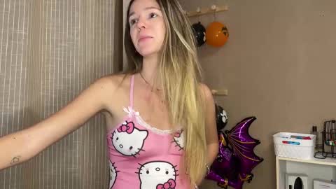 Snapshot of lucie_hot chatting on 10/16/25, 06:42 Lucie hot follow me on online show from 10/16/25, 06:42
