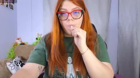 Snapshot of lucie_nicolls chatting on 03/03/25, 04:03 Lucie   online show from 03/03/25, 04:03