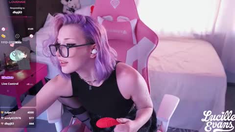 Snapshot of lucille_evans chatting on 11/26/25, 04:35 Lucy UwU online show from 11/26/25, 04:35