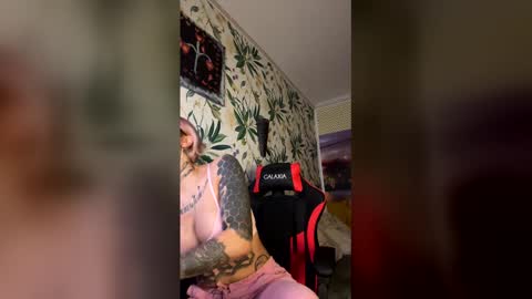 Snapshot of lucky_denizz chatting on 12/18/25, 11:05 lucky_denizz online show from 12/18/25, 11:05