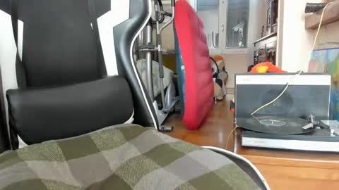 Snapshot of luckydrakex chatting on 12/19/25, 10:22 Lucky online show from 12/19/25, 10:22