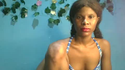 Snapshot of luckymadequeen chatting on 11/02/25, 01:30 Gloria online show from 11/02/25, 01:30