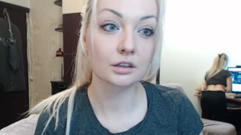 Snapshot of luckyshotgirl chatting on 11/15/25, 04:36 LuckyShot online show from 11/15/25, 04:36