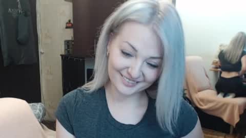 Snapshot of luckyshotgirl chatting on 12/21/25, 02:35 LuckyShot online show from 12/21/25, 02:35