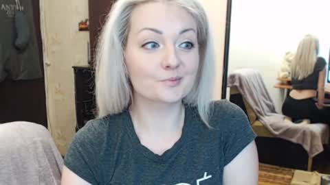 Snapshot of luckyshotgirl chatting on 01/12/26, 05:07 LuckyShot online show from 01/12/26, 05:07