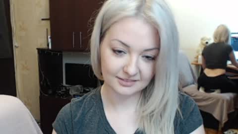 Snapshot of luckyshotgirl chatting on 04/06/26, 01:01 LuckyShot online show from 04/06/26, 01:01