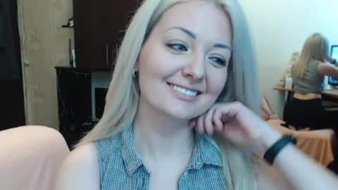 Snapshot of luckyshotgirl chatting on 04/22/26, 01:45 LuckyShot online show from 04/22/26, 01:45