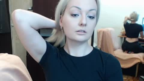 Snapshot of luckyshotgirl chatting on 05/31/26, 06:04 LuckyShot online show from 05/31/26, 06:04