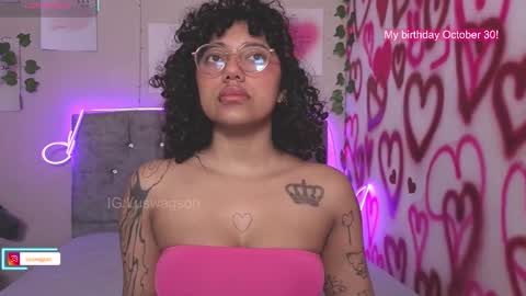 Snapshot of luckyswagson chatting on 10/25/25, 05:15 Luanis online show from 10/25/25, 05:15