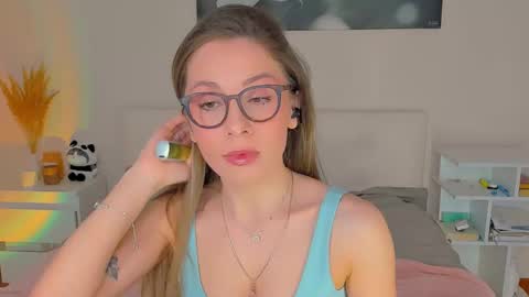 Snapshot of lucy__ray chatting on 12/24/24, 12:00 lucy__ray online show from 12/24/24, 12:00