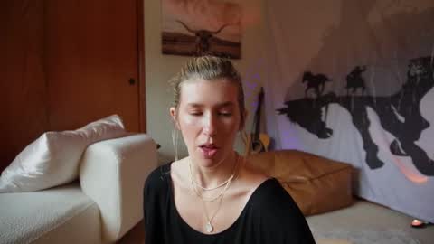 Lucy. online show from 03/03/25, 11:03