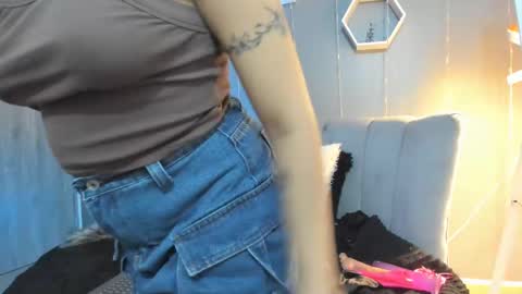 Snapshot of lucy_harris_ chatting on 02/20/25, 07:34 lucy_harris_ online show from 02/20/25, 07:34