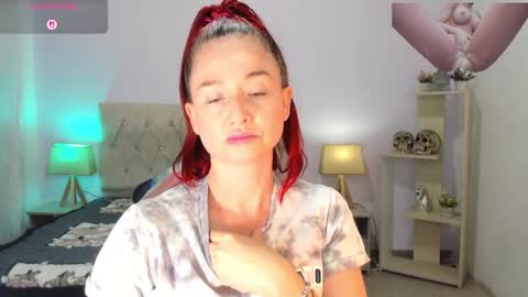 Snapshot of lucy_hot77 chatting on 10/02/25, 09:33 Lucia online show from 10/02/25, 09:33