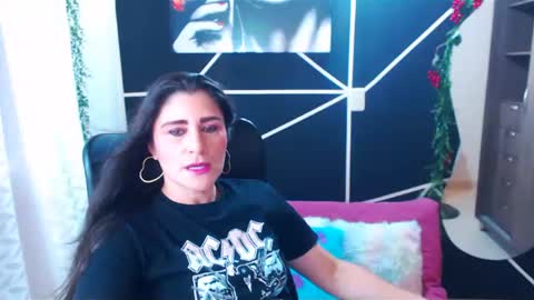 Snapshot of lucyli_ chatting on 03/01/25, 06:43 LUCY online show from 03/01/25, 06:43