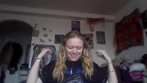 Snapshot of lucylovesflowers chatting on 07/28/26, 08:23 lucylovesflowers online show from 07/28/26, 08:23