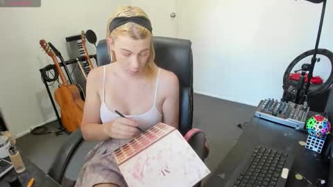 Snapshot of lucyylux chatting on 10/06/25, 09:34 lucyylux online show from 10/06/25, 09:34
