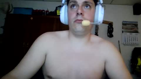 Snapshot of luis2423 chatting on 04/18/26, 01:20 A slave to the mistress.. un esclavo para las amas dominantes. online show from 04/18/26, 01:20
