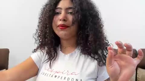 Snapshot of luisa_cameron chatting on 06/19/26, 07:06 online show from 06/19/26, 07:06