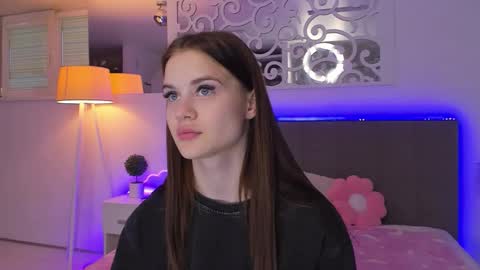 Snapshot of luisaclover chatting on 03/25/26, 03:18 LuisaClover online show from 03/25/26, 03:18