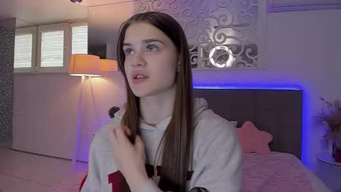 Snapshot of luisaclover chatting on 04/19/26, 12:26 LuisaClover online show from 04/19/26, 12:26