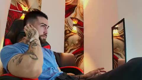 Snapshot of luke_davis01 chatting on 10/24/25, 01:40 LUKE online show from 10/24/25, 01:40