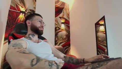 Snapshot of luke_davis01 chatting on 11/06/25, 01:12 LUKE online show from 11/06/25, 01:12