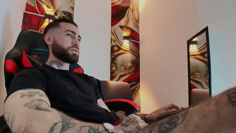 Snapshot of luke_davis01 chatting on 11/21/25, 01:21 LUKE online show from 11/21/25, 01:21