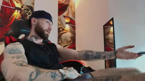 Snapshot of luke_davis01 chatting on 11/25/25, 01:22 LUKE online show from 11/25/25, 01:22