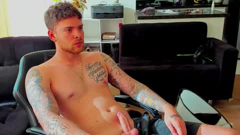 Snapshot of lukeglanton17 chatting on 10/04/25, 09:13 Luke online show from 10/04/25, 09:13