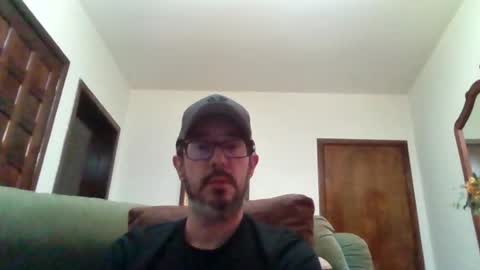 Snapshot of lukz88bigcock chatting on 06/19/26, 01:21 Luke online show from 06/19/26, 01:21
