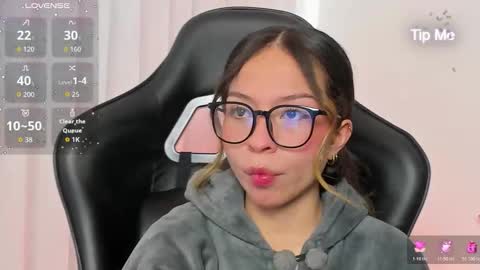 luluuberry online show from 12/14/25, 02:11