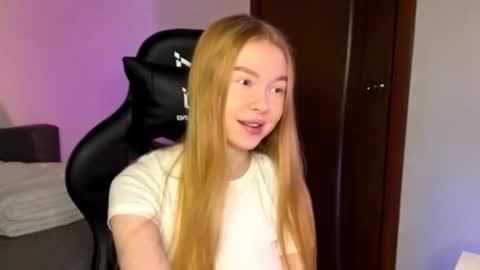 Snapshot of lumisun chatting on 12/19/25, 04:58 Sia online show from 12/19/25, 04:58