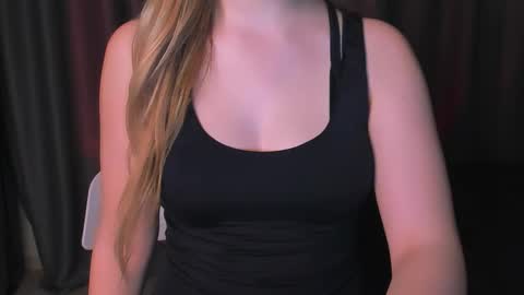 Snapshot of luna1vibe chatting on 12/15/25, 05:55 luna1vibe online show from 12/15/25, 05:55