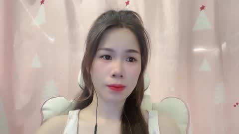 Snapshot of luna4739 chatting on 05/18/26, 01:56 Luna online show from 05/18/26, 01:56