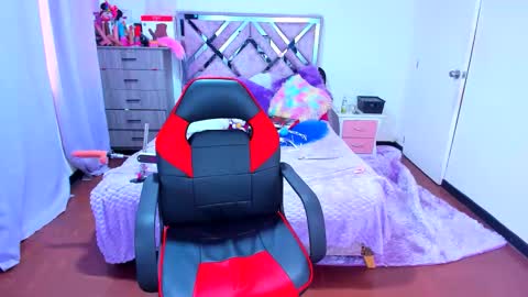 luna_analya online show from 12/19/25, 12:12