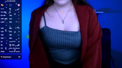 luna_berryy online show from 11/21/25, 09:13