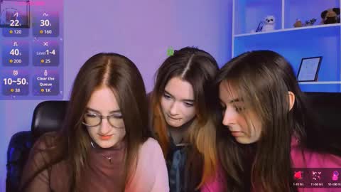 luna_berryy online show from 12/13/25, 08:47