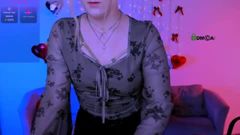 luna_berryy online show from 04/15/26, 07:58