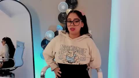 luna_cute14 online show from 12/18/25, 12:55