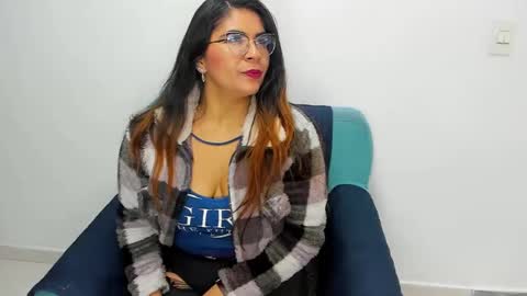 Snapshot of luna_dumont chatting on 02/14/25, 11:21 luna online show from 02/14/25, 11:21