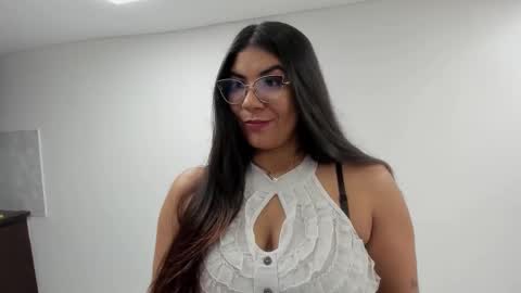 Snapshot of luna_dumont chatting on 10/03/25, 11:29 luna online show from 10/03/25, 11:29