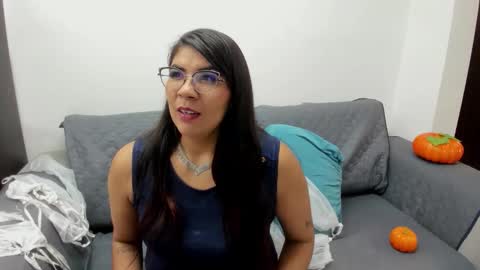 Snapshot of luna_dumont chatting on 10/31/25, 11:22 luna online show from 10/31/25, 11:22