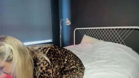 Snapshot of luna_helles chatting on 02/20/26, 01:22 Elizabeth online show from 02/20/26, 01:22