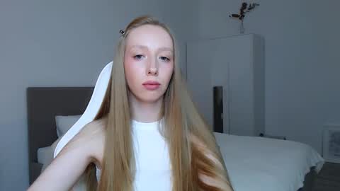 Luna online show from 09/22/25, 09:28